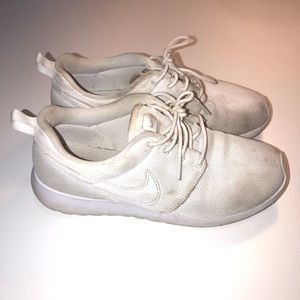 White Nike Roshe Size 7